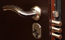 Преимущества профессиональной услуги по замене дверных замков